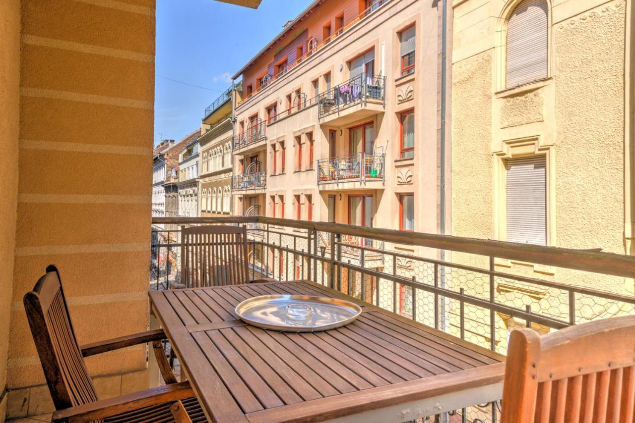 Central Downtown Apartments Budapeste Exterior foto
